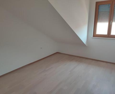 Appartement de trois chambres dans un immeuble neuf sur la péninsule de Pag à Povljana, 1ère rangée de la mer - pic 23