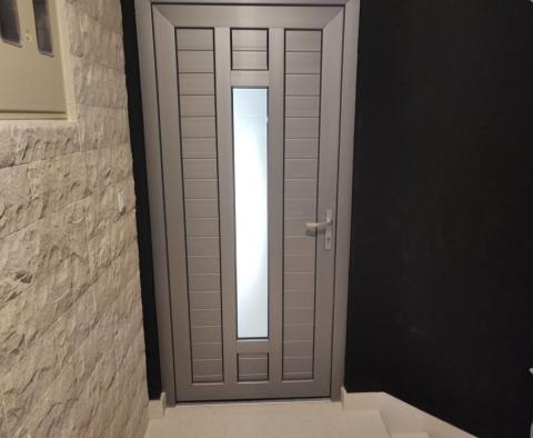 Appartement de trois chambres dans un immeuble neuf sur la péninsule de Pag à Povljana, 1ère rangée de la mer - pic 28