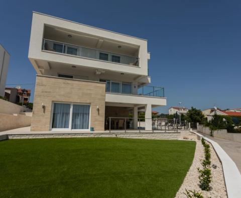 Luxusní vila s bazénem 40 m od moře v oblasti Ražanj nedaleko Rogoznice, s bójí nabízenou k prodeji! - pic 15