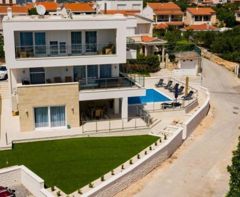 Luxusní vila s bazénem 40 m od moře v oblasti Ražanj nedaleko Rogoznice, s bójí nabízenou k prodeji! - pic 13