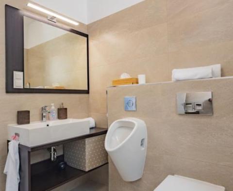 Luxusní vila s bazénem 40 m od moře v oblasti Ražanj nedaleko Rogoznice, s bójí nabízenou k prodeji! - pic 17