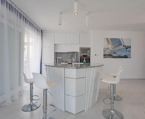 Luxusní vila s bazénem 40 m od moře v oblasti Ražanj nedaleko Rogoznice, s bójí nabízenou k prodeji! - pic 20