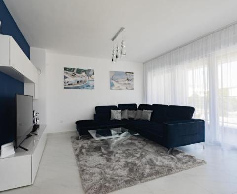Luxusní vila s bazénem 40 m od moře v oblasti Ražanj nedaleko Rogoznice, s bójí nabízenou k prodeji! - pic 22