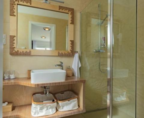 Luxusní vila s bazénem 40 m od moře v oblasti Ražanj nedaleko Rogoznice, s bójí nabízenou k prodeji! - pic 26