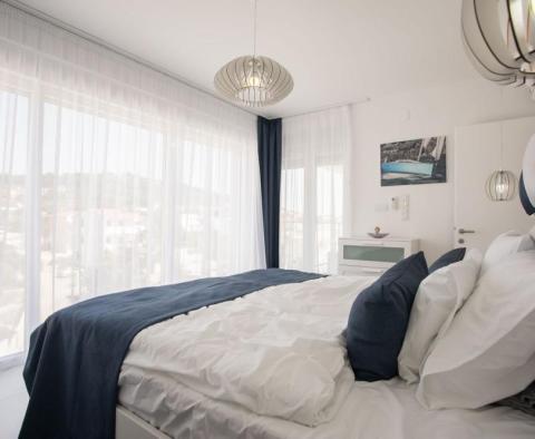 Luxusní vila s bazénem 40 m od moře v oblasti Ražanj nedaleko Rogoznice, s bójí nabízenou k prodeji! - pic 29