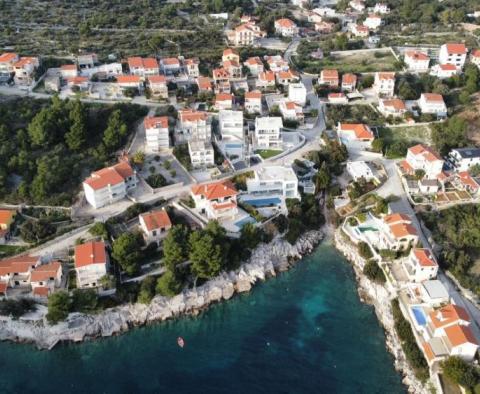 Luxusní vila s bazénem 40 m od moře v oblasti Ražanj nedaleko Rogoznice, s bójí nabízenou k prodeji! - pic 6