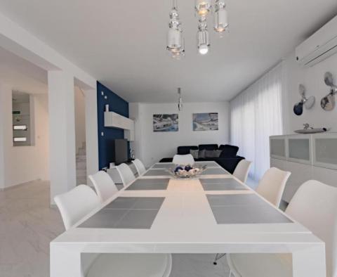 Luxusní vila s bazénem 40 m od moře v oblasti Ražanj nedaleko Rogoznice, s bójí nabízenou k prodeji! - pic 36