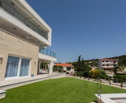 Luxusní vila s bazénem 40 m od moře v oblasti Ražanj nedaleko Rogoznice, s bójí nabízenou k prodeji! - pic 37