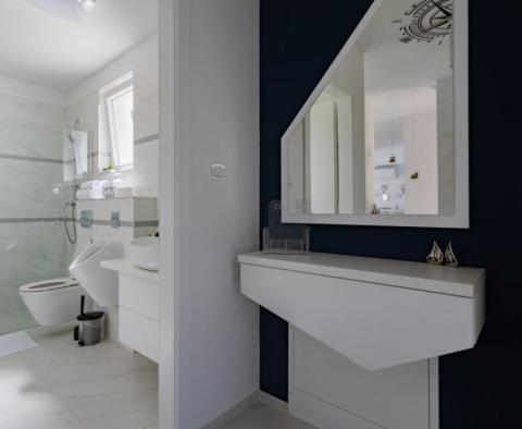 Luxusní vila s bazénem 40 m od moře v oblasti Ražanj nedaleko Rogoznice, s bójí nabízenou k prodeji! - pic 45