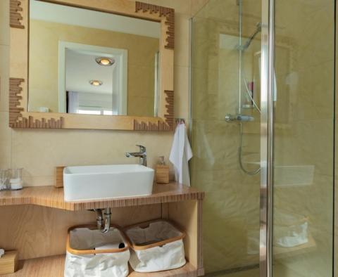 Luxusní vila s bazénem 40 m od moře v oblasti Ražanj nedaleko Rogoznice, s bójí nabízenou k prodeji! - pic 47