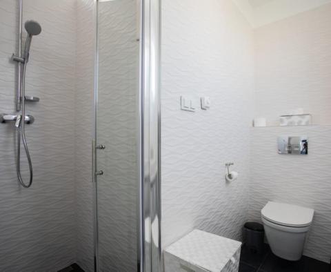 Luxusní vila s bazénem 40 m od moře v oblasti Ražanj nedaleko Rogoznice, s bójí nabízenou k prodeji! - pic 50