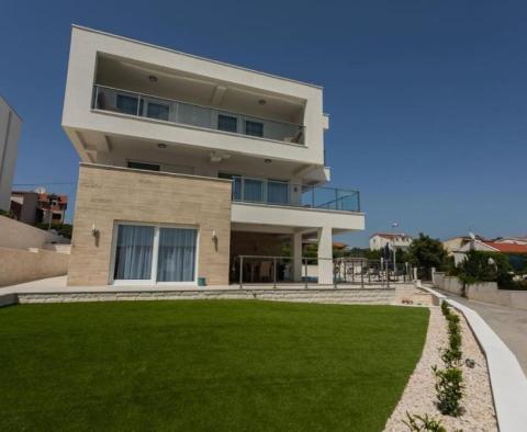 Luxusní vila s bazénem 40 m od moře v oblasti Ražanj nedaleko Rogoznice, s bójí nabízenou k prodeji! - pic 57