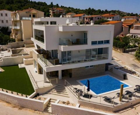 Luxusní vila s bazénem 40 m od moře v oblasti Ražanj nedaleko Rogoznice, s bójí nabízenou k prodeji! - pic 63