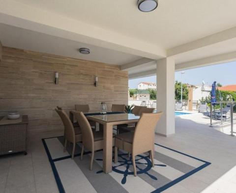 Luxusní vila s bazénem 40 m od moře v oblasti Ražanj nedaleko Rogoznice, s bójí nabízenou k prodeji! - pic 66