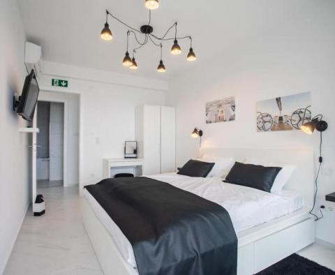 Luxusní vila s bazénem 40 m od moře v oblasti Ražanj nedaleko Rogoznice, s bójí nabízenou k prodeji! - pic 68