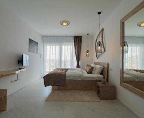 Luxusní vila s bazénem 40 m od moře v oblasti Ražanj nedaleko Rogoznice, s bójí nabízenou k prodeji! - pic 72