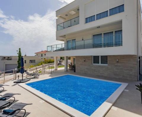 Luxusní vila s bazénem 40 m od moře v oblasti Ražanj nedaleko Rogoznice, s bójí nabízenou k prodeji! - pic 77