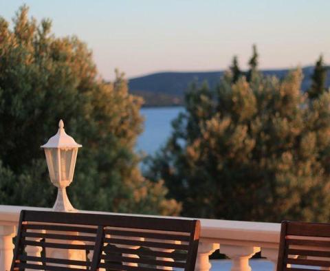 Hôtel parfait à seulement 50 mètres de la mer dans la région de Zadar avec restaurant et fitness - pic 2