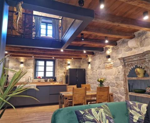 Renovated historic house in the centre of Kastel Stari, 50 meters from the sea - pic 3