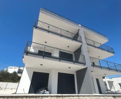 Apartmán se zahradou v nové moderní rezidenci na Čiovo, Trogir - pic 2