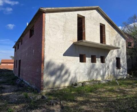Fantastyczne osiedle w Buzet składające się z 4 budynków mieszkalnych i jednego budynku mieszkalno-biznesowego, otwarty widok na przyrodę i jezioro - pic 19
