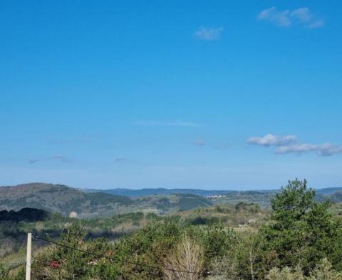 Fantastyczne osiedle w Buzet składające się z 4 budynków mieszkalnych i jednego budynku mieszkalno-biznesowego, otwarty widok na przyrodę i jezioro - pic 33