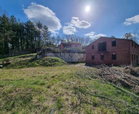 Fantastyczne osiedle w Buzet składające się z 4 budynków mieszkalnych i jednego budynku mieszkalno-biznesowego, otwarty widok na przyrodę i jezioro - pic 41