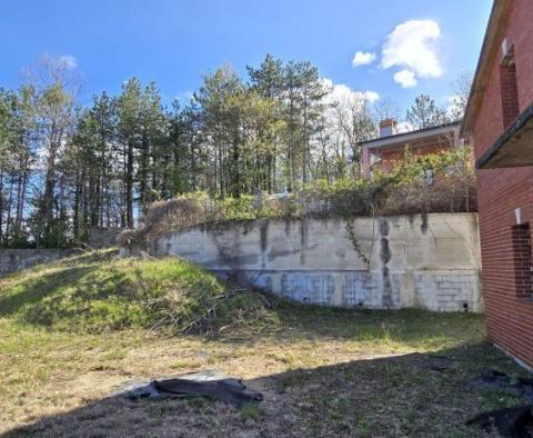 Fantastyczne osiedle w Buzet składające się z 4 budynków mieszkalnych i jednego budynku mieszkalno-biznesowego, otwarty widok na przyrodę i jezioro - pic 75
