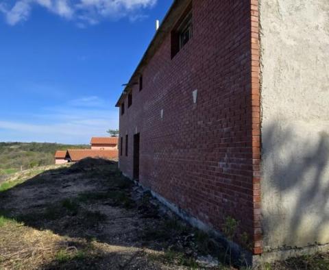 Fantastyczne osiedle w Buzet składające się z 4 budynków mieszkalnych i jednego budynku mieszkalno-biznesowego, otwarty widok na przyrodę i jezioro - pic 76
