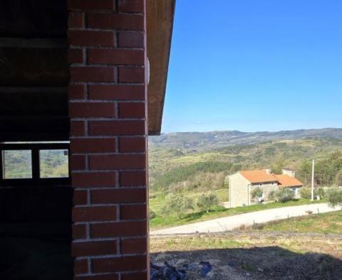 Fantastyczne osiedle w Buzet składające się z 4 budynków mieszkalnych i jednego budynku mieszkalno-biznesowego, otwarty widok na przyrodę i jezioro - pic 77