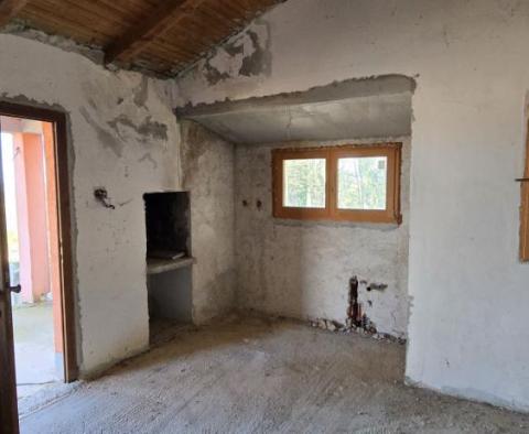 Fantastyczne osiedle w Buzet składające się z 4 budynków mieszkalnych i jednego budynku mieszkalno-biznesowego, otwarty widok na przyrodę i jezioro - pic 85