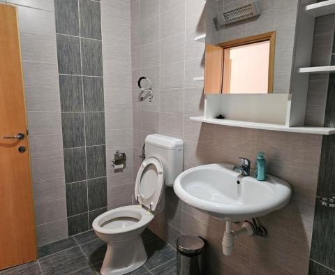 Apartament z widokiem na morze i garażem w Banjol na Rabie, 200 metrów od morza - pic 17