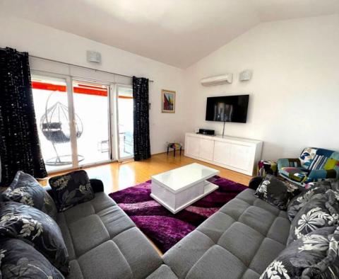 Velký penthouse se 3 ložnicemi na Čiovo, Trogir, 100 metrů od moře - pic 3