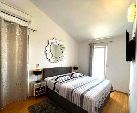Velký penthouse se 3 ložnicemi na Čiovo, Trogir, 100 metrů od moře - pic 16