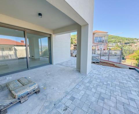 Apartmán se zahradou v novostavbě v centru Opatije s garáží, výhled na moře - pic 5