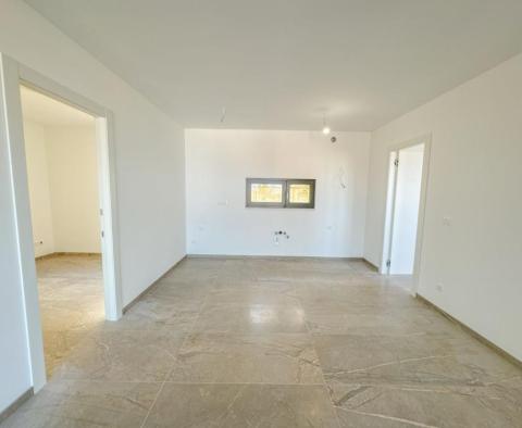 Apartmán se zahradou v novostavbě v centru Opatije s garáží, výhled na moře - pic 9