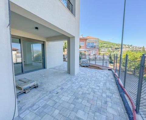 Apartmán se zahradou v novostavbě v centru Opatije s garáží, výhled na moře - pic 11