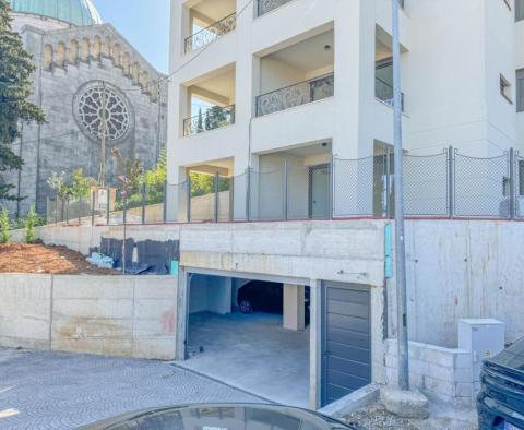 Apartmán se zahradou v novostavbě v centru Opatije s garáží, výhled na moře - pic 13