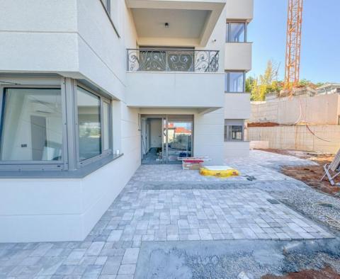 Apartmán se zahradou v novostavbě v centru Opatije s garáží, výhled na moře - pic 14