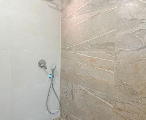 Apartmán se zahradou v novostavbě v centru Opatije s garáží, výhled na moře - pic 17