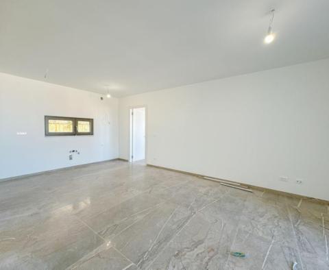 Apartmán se zahradou v novostavbě v centru Opatije s garáží, výhled na moře - pic 20