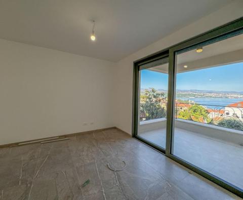 Apartmán se zahradou v novostavbě v centru Opatije s garáží, výhled na moře - pic 21