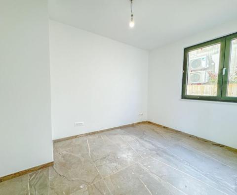 Apartmán se zahradou v novostavbě v centru Opatije s garáží, výhled na moře - pic 22