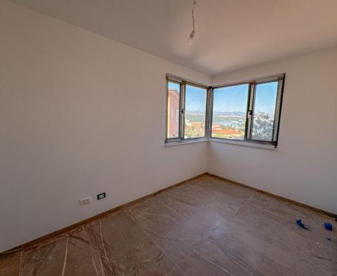 Apartmán se zahradou v novostavbě v centru Opatije s garáží, výhled na moře - pic 23