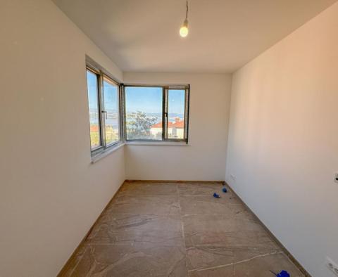 Apartmán se zahradou v novostavbě v centru Opatije s garáží, výhled na moře - pic 24