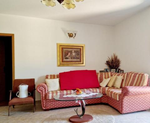 Zwei-Zimmer-Wohnung mit kleinem Garten, Sommerküche und Parkplatz - foto 3