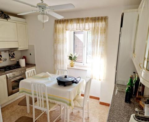 Zwei-Zimmer-Wohnung mit kleinem Garten, Sommerküche und Parkplatz - foto 7
