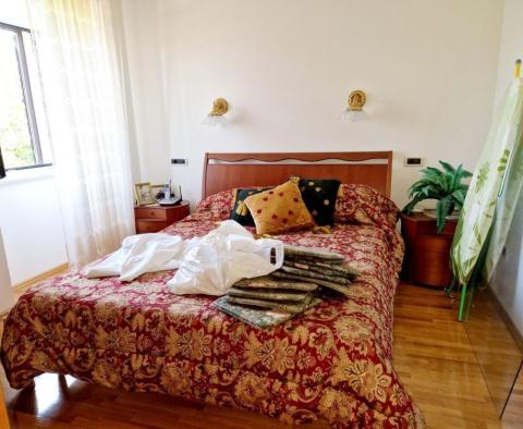 Zwei-Zimmer-Wohnung mit kleinem Garten, Sommerküche und Parkplatz - foto 10