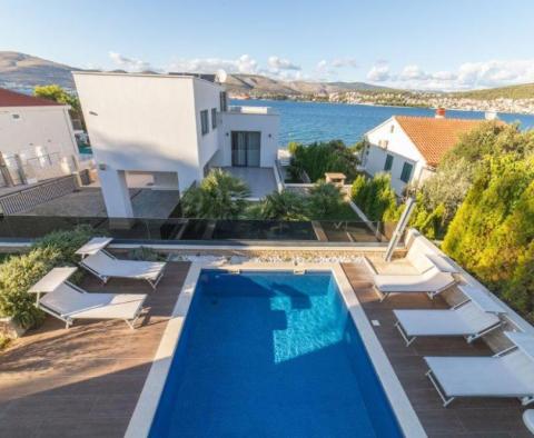 Une villa moderne avec piscines intérieure et extérieure sur la péninsule de Ciovo 