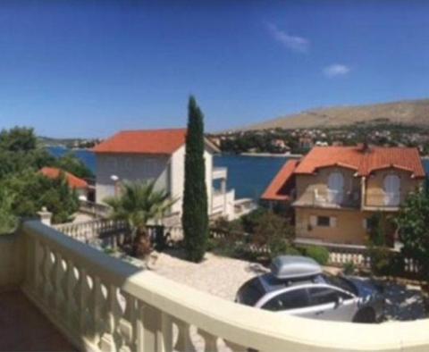 Csodálatos helyen, mindössze 30 méterre a tengertől - ház eladó Grebasticában, Sibenik környékén 
